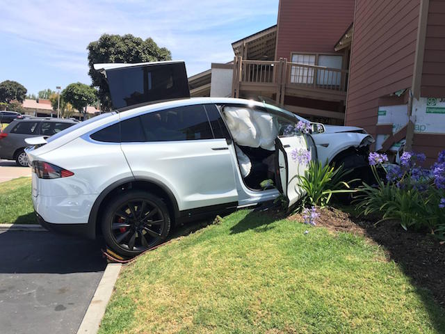 误踩油门或爆冲？ Tesla Model X 失控加速撞上民宅