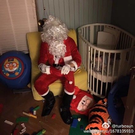 欢庆圣诞竟送医！邓超扮圣诞老人大过敏　孙俪哭笑不得