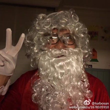 欢庆圣诞竟送医！邓超扮圣诞老人大过敏　孙俪哭笑不得