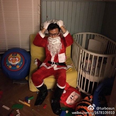 欢庆圣诞竟送医！邓超扮圣诞老人大过敏　孙俪哭笑不得