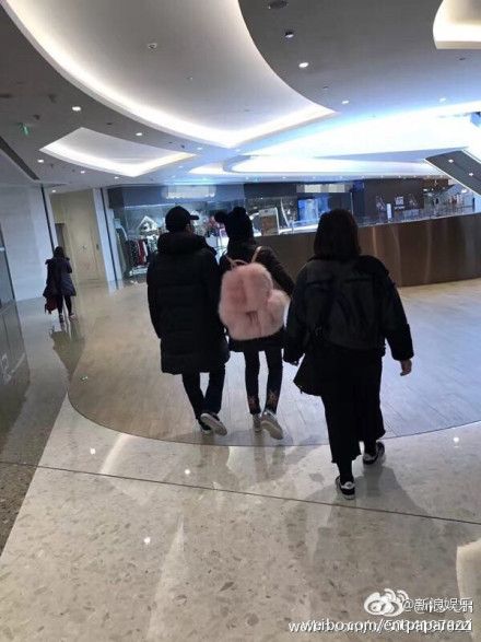 范冰冰甜牵李晨逛街约会　花费男友买单！