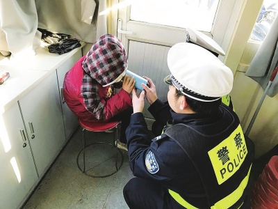 妈妈不让下楼玩五岁男孩一言不合就出走躲进绿化带不愿回家