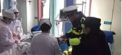 安徽阜阳客车驾驶员突发疾病全身发麻失去意识前将车开到收费站