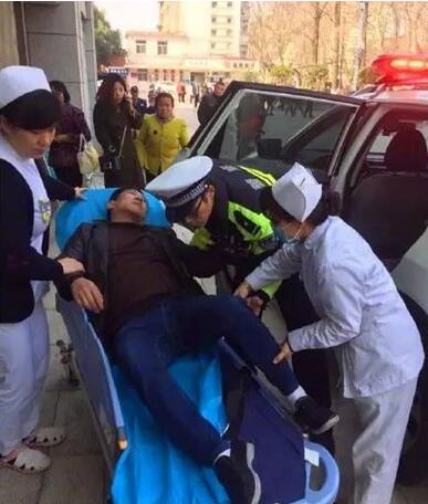 安徽阜阳客车驾驶员突发疾病全身发麻失去意识前将车开到收费站