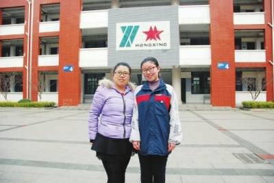 钱雅妮和班主任赵万丽老师黄莹摄
