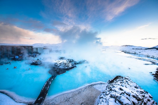 位在北欧的冰岛由于境内领土均位于极光带上，因此在全国任何一处都有机会看见美丽的极光。要是游客打算于冬季时来场极光之旅，就到北欧看看冰岛、芬兰壮观丰富的景点，并与一生绝对值得看过一次的极光来场美丽的邂逅吧！ 在冰岛，最适合观赏极光的时间是10月至隔年3月。 除了极光，冰岛独特的自然地景气势惊人 冰岛宽约25公尺、高低落差近60公尺的史可加瀑布十分壮观，由于此处水气丰沛，天晴气朗时，经常能在瀑布旁看见美丽的彩虹桥。爬上瀑布旁的步道，还可近距离接触史可加瀑布。 史可加瀑布也被称为“彩虹瀑布&ldq