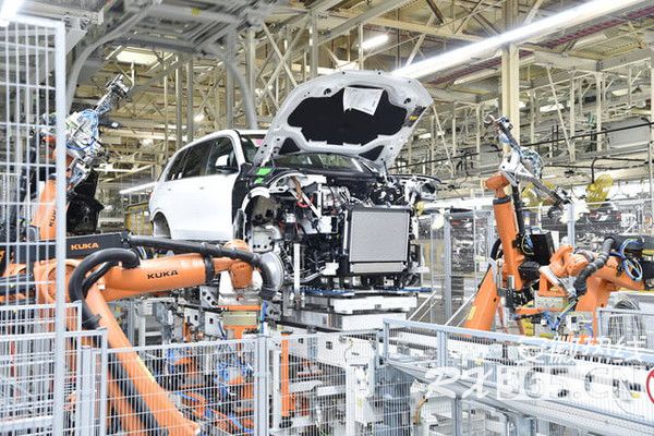 BMW X7量产伪装车无预警曝光　最快2018年抢攻旗舰SUV市场（图／翻摄自BMW）