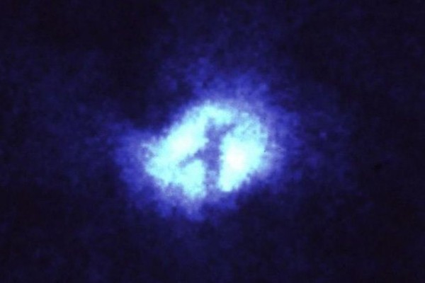 ▲哈伯望远镜发现星系当中有十字架！（图／翻摄自网路)